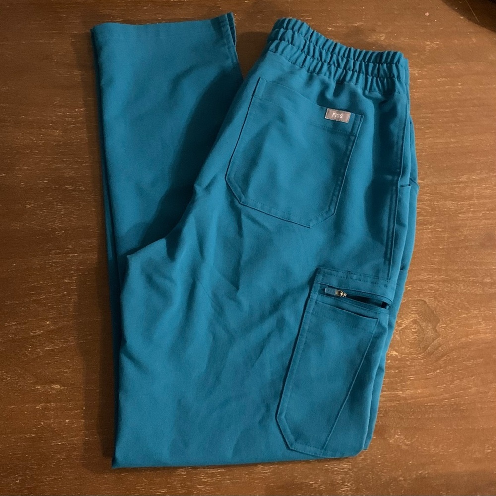 Figs small Yola scrub pants in Pacific Blue